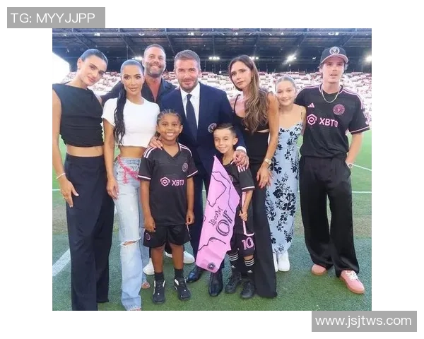 足球明星私下时刻的便装合影展现他们真实的一面与生活风格 足球明星私下时刻的便装合影展现他们真实的一面与生活风格