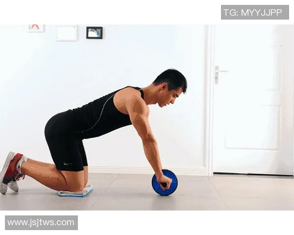 足球明星儿子展现完美腹肌引发热议健身秘诀揭秘 足球明星儿子展现完美腹肌引发热议健身秘诀揭秘